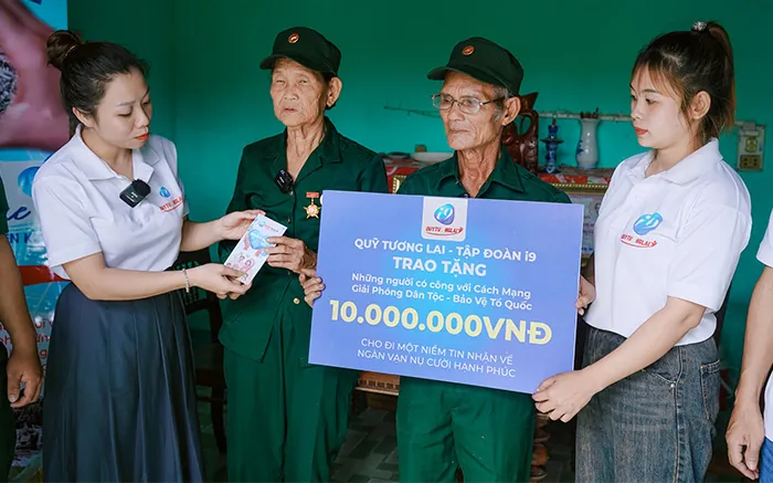 Hình ảnh nhân viên hỗ trợ khách hàng thân thiện của 3win nổ hũ, sẵn sàng giải đáp thắc mắc.